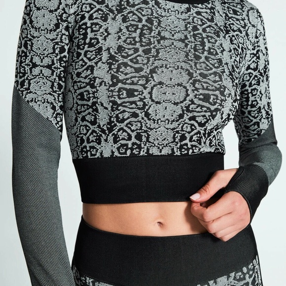 Devon Windsor Kamila Crop Top Long Sleeved Compression NWT Size XS - Picture 1 of 9